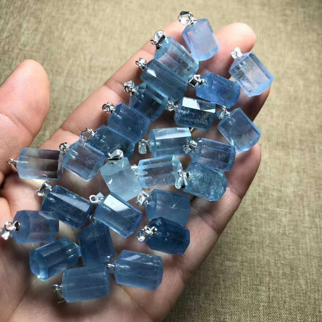 Cylindrical Pendant in Natural Aquamarine